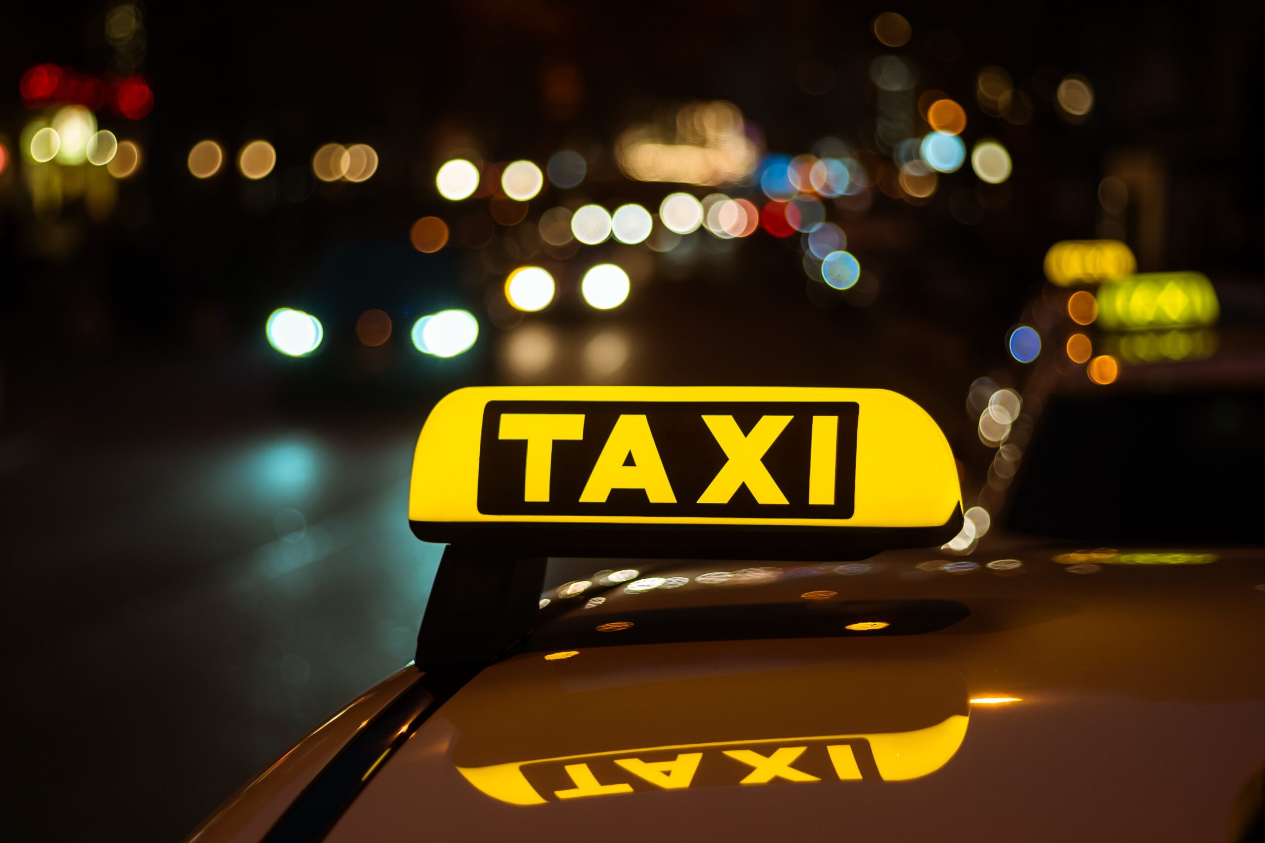 Créer son activité de taxi : les assurances essentielles à prévoir dès le départ